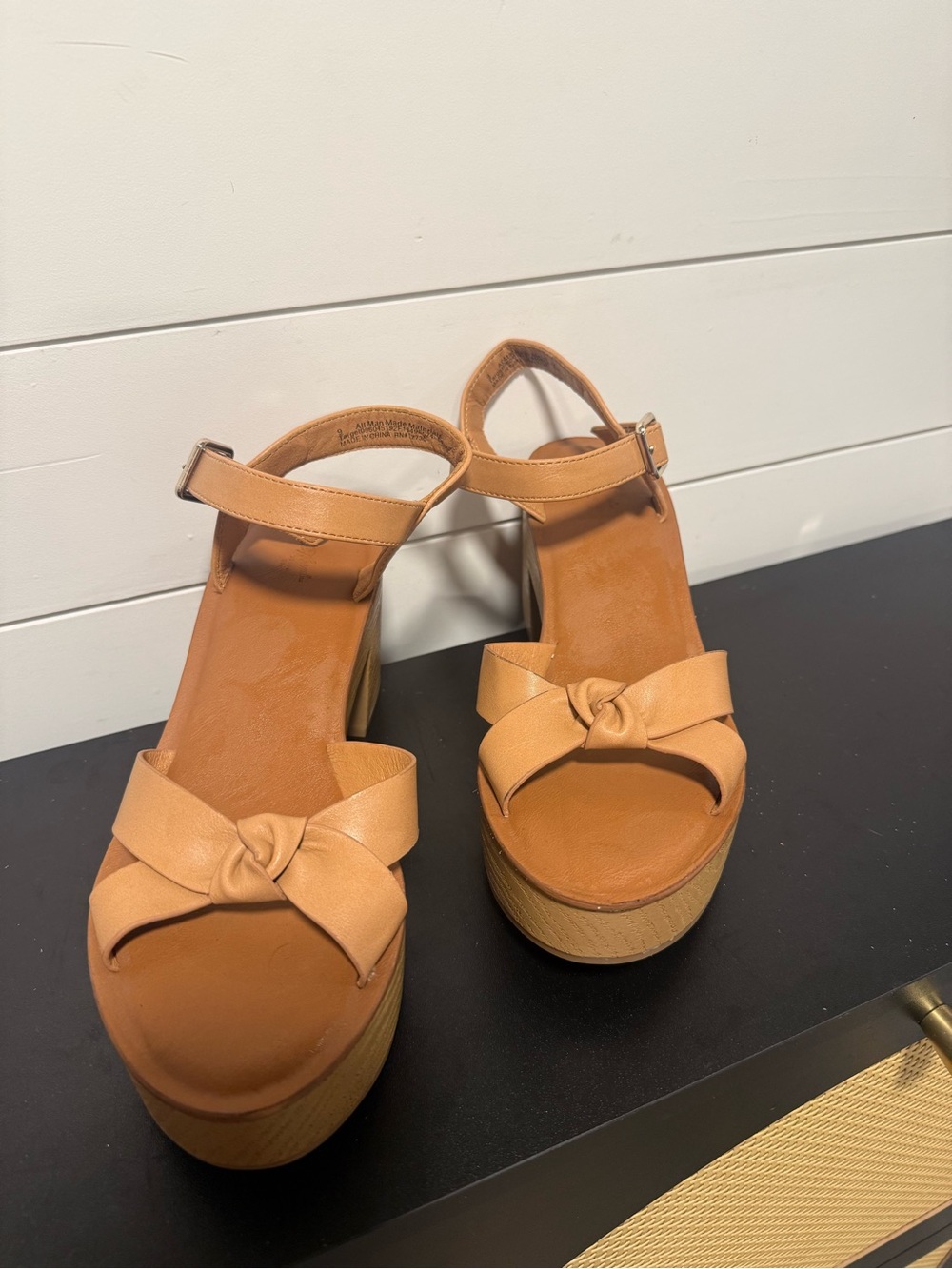 Women’s size 9 Universal Thread Tan Knotted Platform Sandals